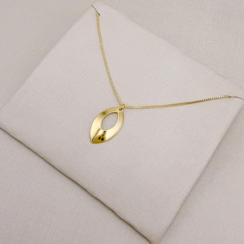 09.2511.0.O - (45) Colar de veneziana com pingente navete vazado liso