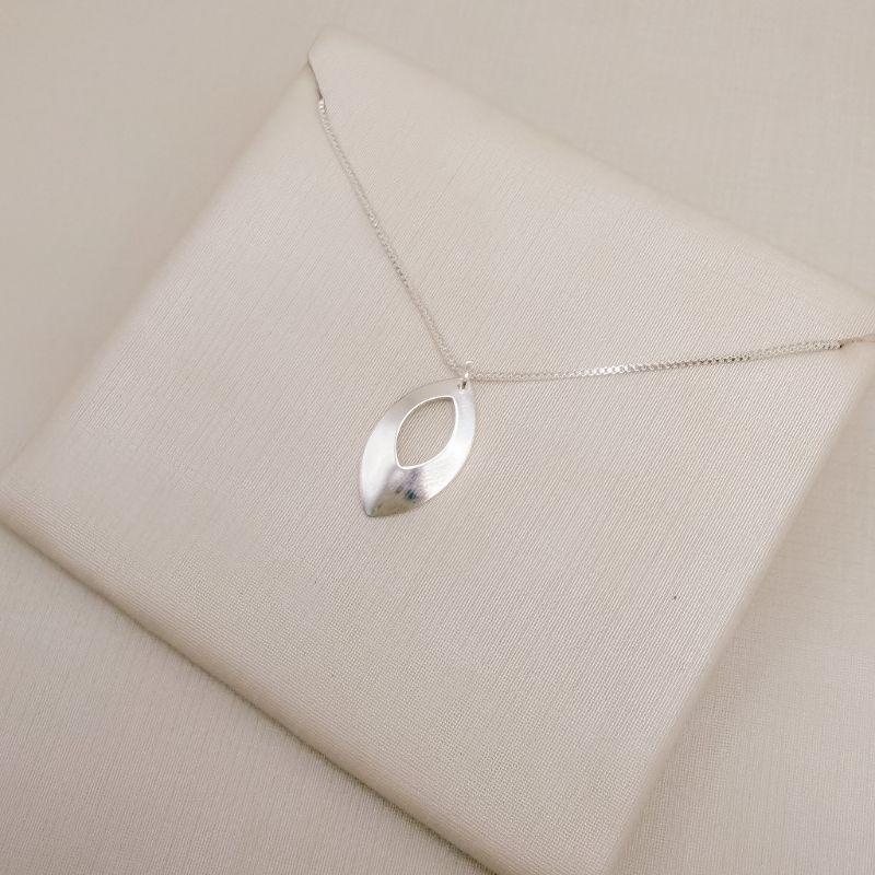 09.2511.0.S - (45) Colar de veneziana com pingente navete vazado liso