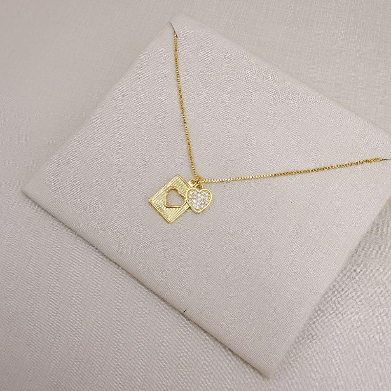 09.2513.1.O - (45) Colar de veneziana com pingentes quadrado com coração vazado e coraáção cravejado