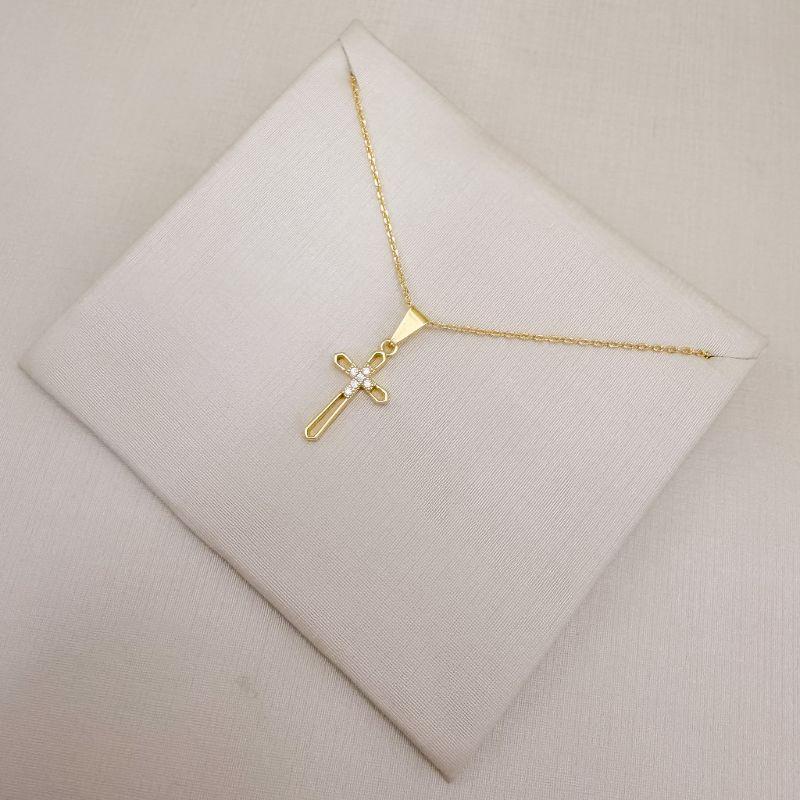 09.2517.1.O - (45) Colar de elos americanos com pingente de silhueta de cruz com central cravejada