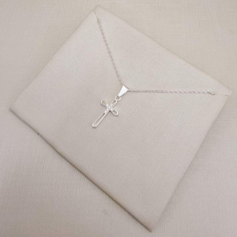 09.2517.1.S - (45) Colar de elos americanos com pingente de silhueta de cruz com central cravejada