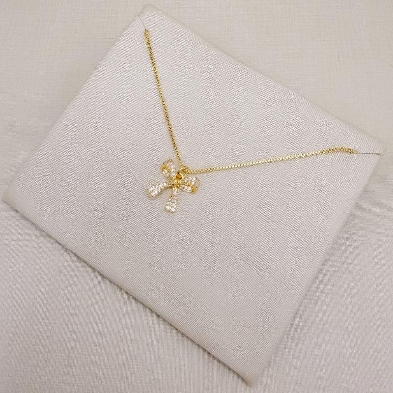 09.2520.1.O - (45) Colar e veneziana com pingente de laço cravejado