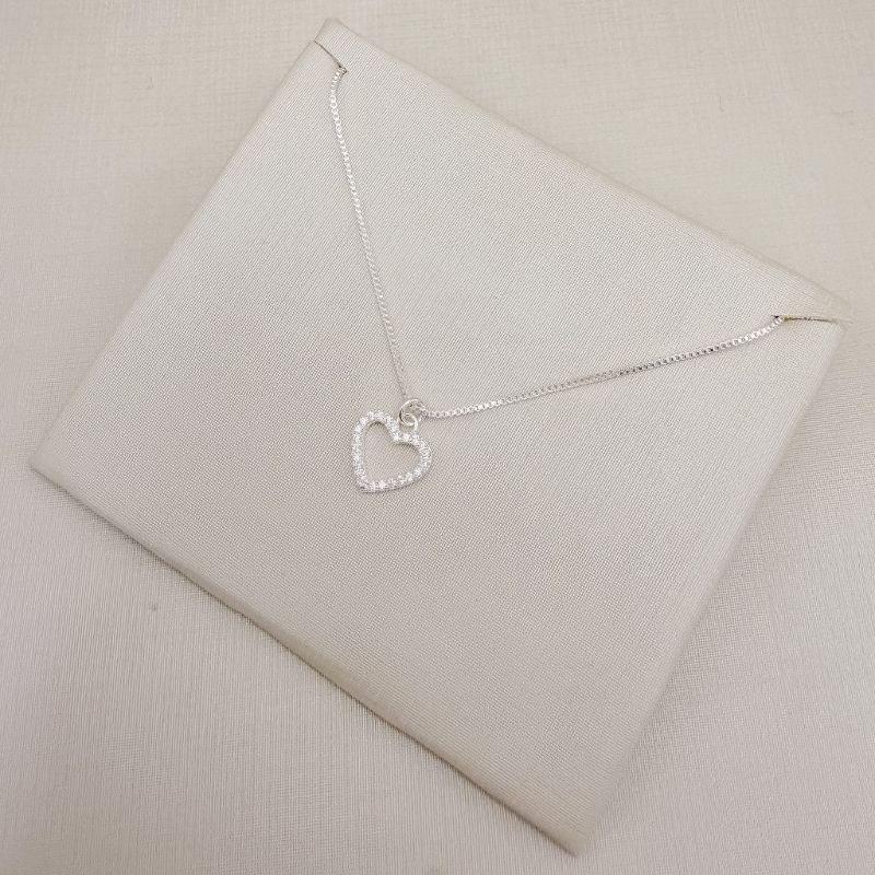 09.2521.1.S - (45) Colar de veneziana com pingente de silhueta de coração cravejado