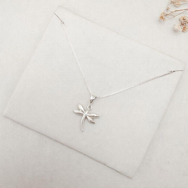 09.2466.0.S - (45) Colar em corrente veneziana com pingente de libélula desenhada lisa