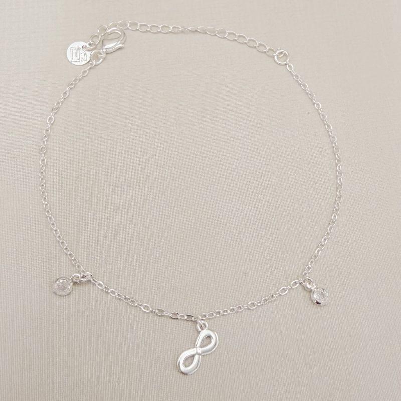 12.2290.1.S - Pulseira de elos cartier com pingente de infinito e dois ponto de luz