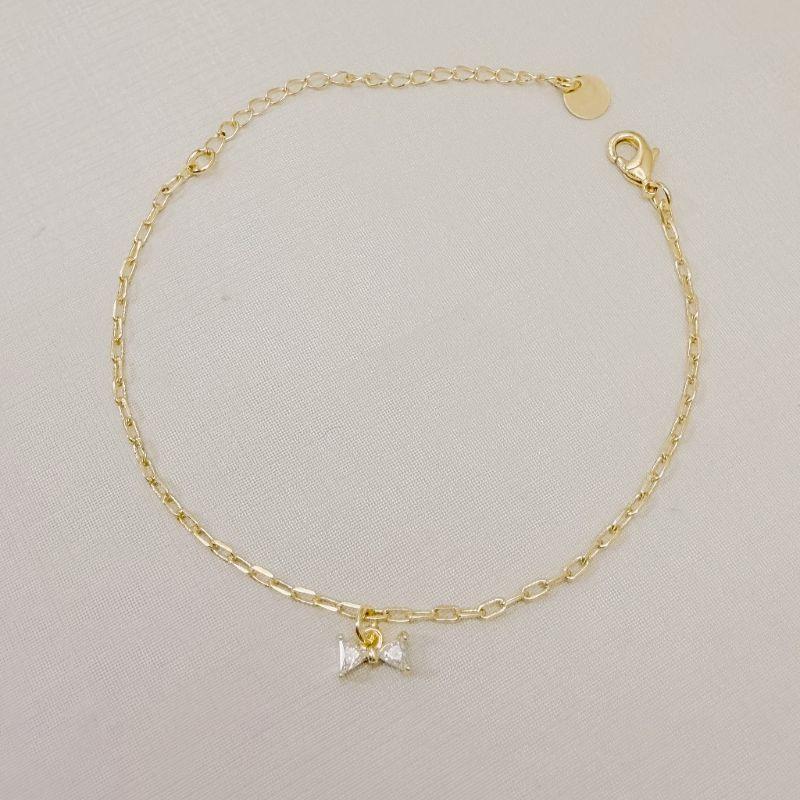 12.2315.1.O - Pulseira de elos americanos com pingente de laço em pontos de luz triangular